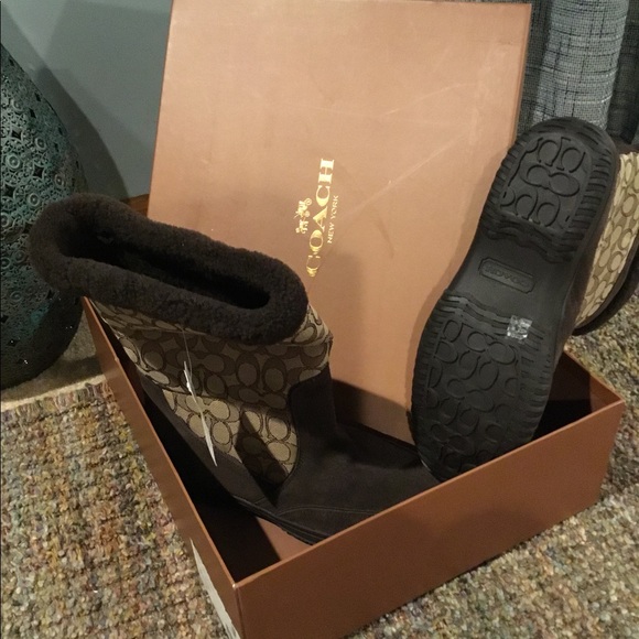 COPY - Boots - Picture 1 of 4